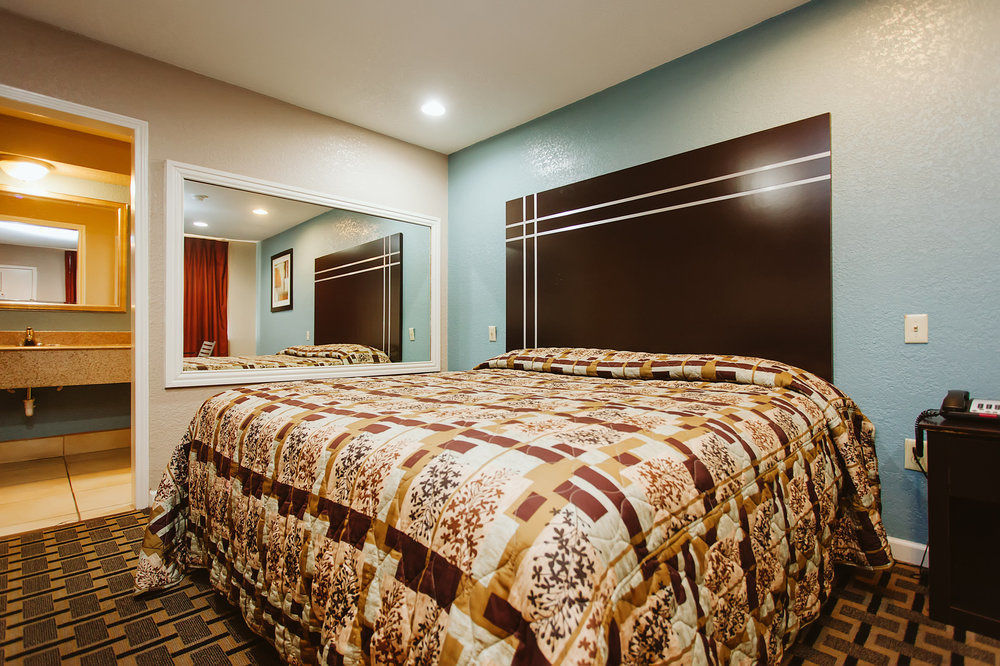 Regency Inn - Ченълвю Екстериор снимка